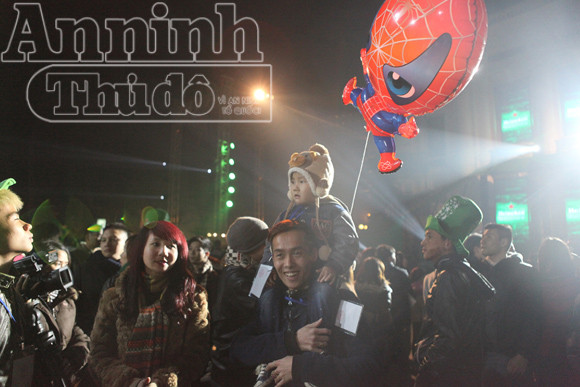 Phút giao thời vỡ òa trong bữa tiệc ánh sáng, âm thanh ảnh 7