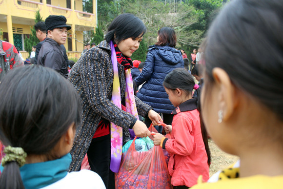 Những người “xua” đi giá lạnh cho học sinh nghèo Trung Sơn ảnh 6