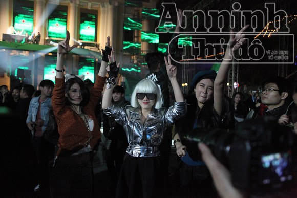 Phút giao thời vỡ òa trong bữa tiệc ánh sáng, âm thanh ảnh 8