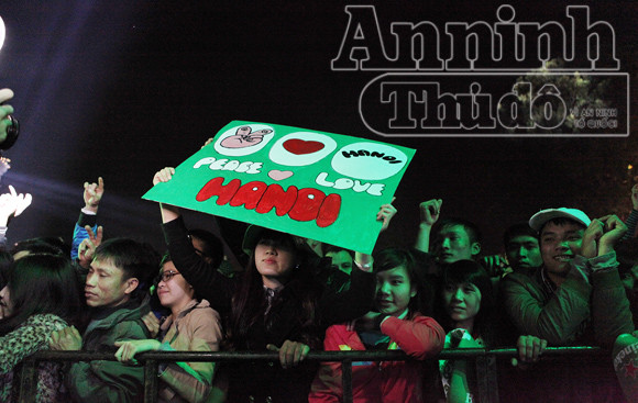 Phút giao thời vỡ òa trong bữa tiệc ánh sáng, âm thanh ảnh 12