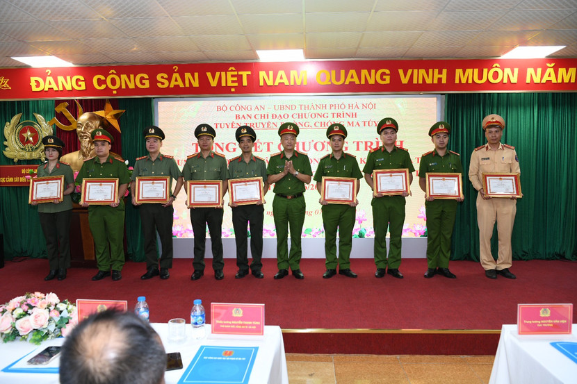 Cục Cảnh sát điều tra tội phạm về ma túy tặng Giấy khen cho 9 tập thể và 25 cá nhân có thành tích trong phối hợp thực hiện chương trình Cục Cảnh sát điều tra tội phạm về ma túy tặng Giấy khen cho 9 tập thể và 25 cá nhân có thành tích trong phối hợp thực hiện chương trình