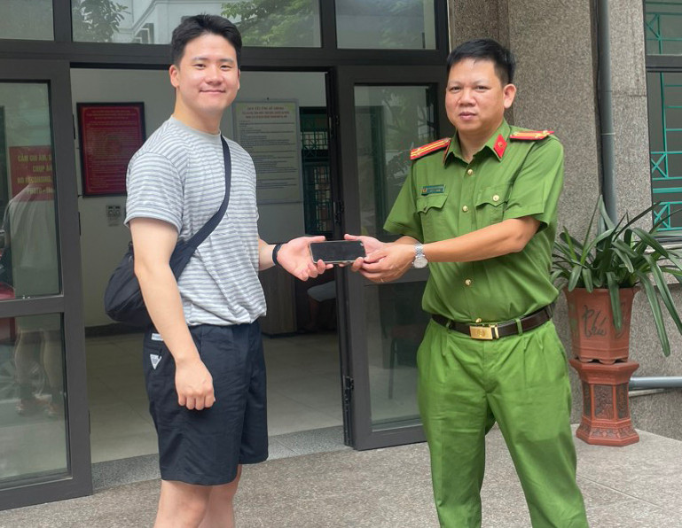 Anh Kim jin Hwan vui mừng nhận lại tài sản và bày tỏ cảm ơn về tinh thần trách nhiệm của Công an phường Quảng An