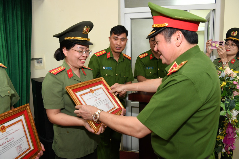 Trung tướng Nguyễn Văn Viện, Cục trưởng Cục Cảnh sát điều tra tội phạm về ma túy trao khen thưởng cho cá nhân có thành tích xuất sắc Trung tướng Nguyễn Văn Viện, Cục trưởng Cục Cảnh sát điều tra tội phạm về ma túy trao khen thưởng cho cá nhân có thành tích xuất sắc