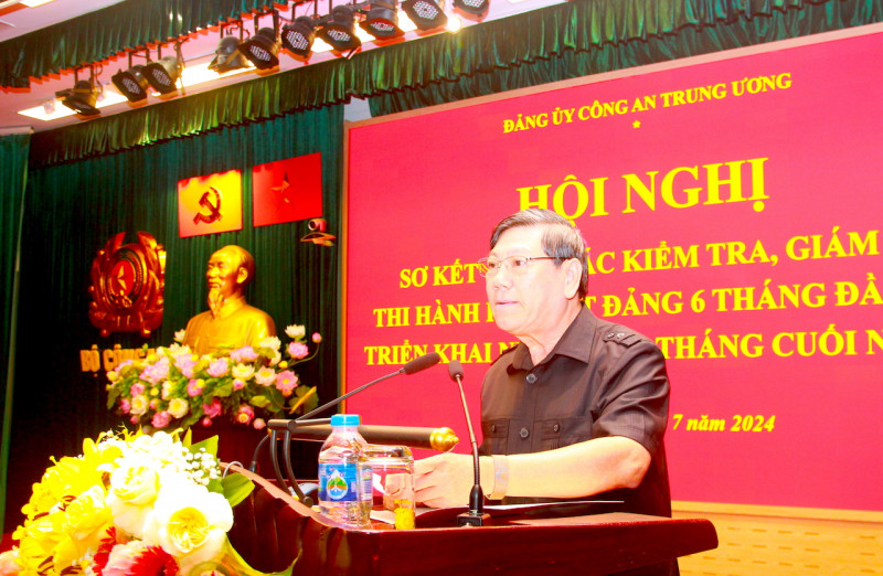 Phó Chủ nhiệm Thường trực UBKT Trung ương Trần Văn Rón phát biểu tại hội nghị Phó Chủ nhiệm Thường trực UBKT Trung ương Trần Văn Rón phát biểu tại hội nghị