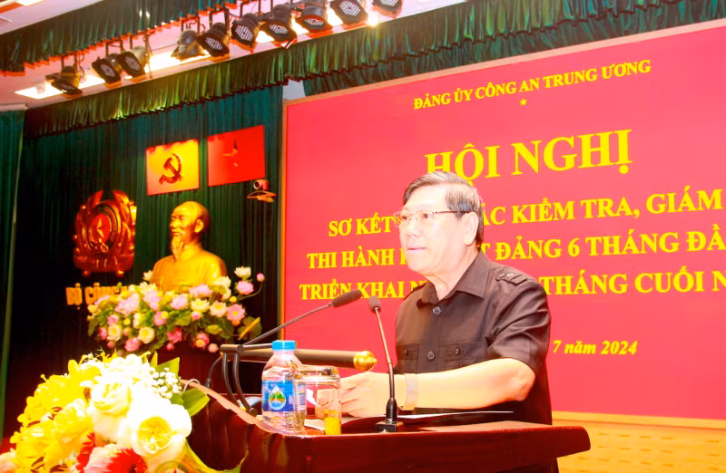 Phó Chủ nhiệm Thường trực UBKT Trung ương Trần Văn Rón phát biểu tại hội nghị