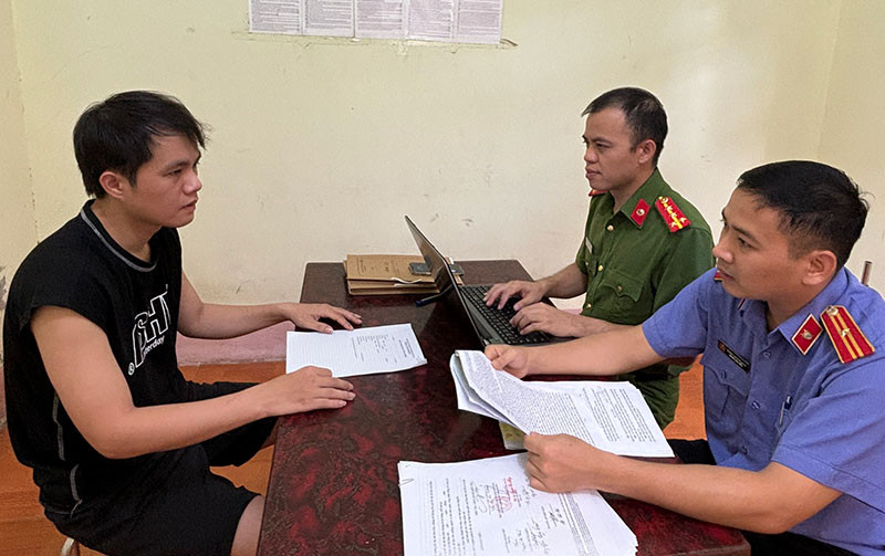 Cơ quan điều tra ghi lời khai đối tượng Thuấn