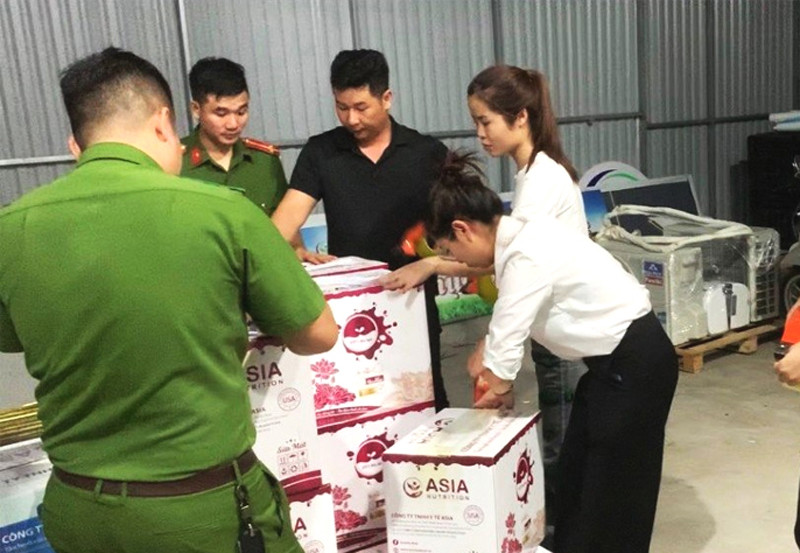 Cơ quan Công an kiểm đếm niêm phong số hàng hóa Cơ quan Công an kiểm đếm niêm phong số hàng hóa