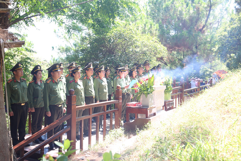Cụm thi đua số 4 - CATP lễ dâng hoa, dâng hương, thành kính trước Anh linh Đại tướng Võ Nguyên Giáp - vị Đại tướng của nhân dân