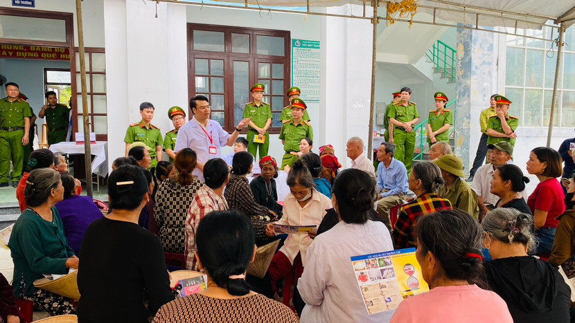 Đoàn công tác khám bệnh, tư vấn chăm sóc sức khoẻ cho người dân