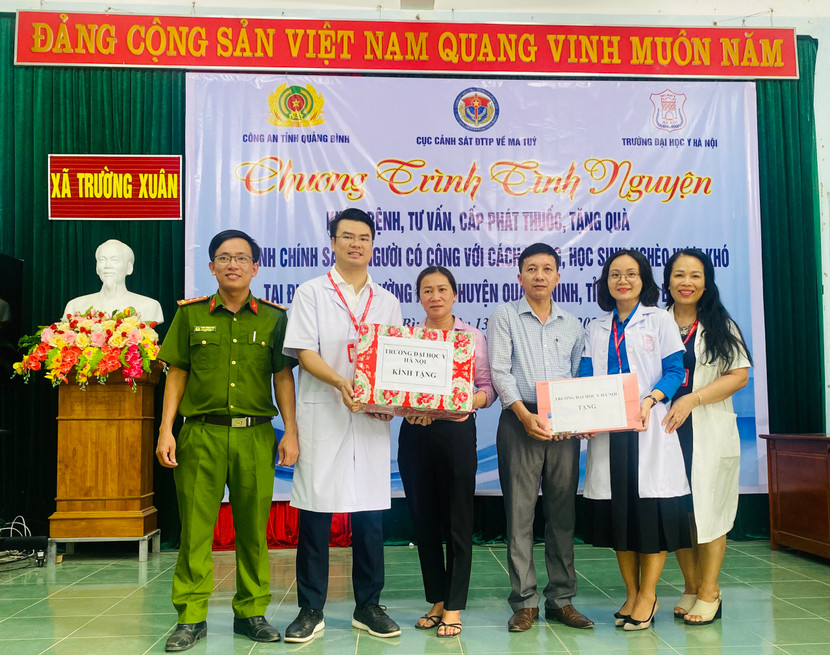 Đoàn công tác khám bệnh, phát thuốc miễn phí và trao tặng quà gia đình chính sách