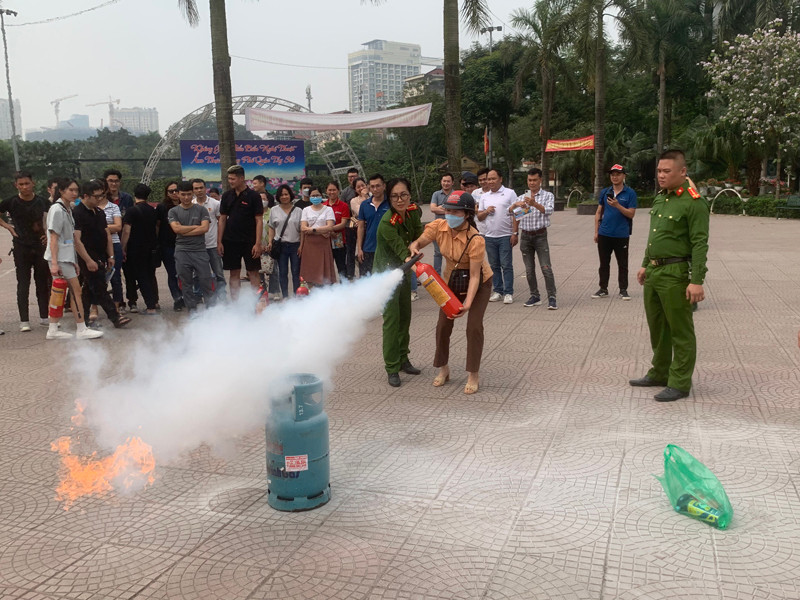 Lực lượng Cảnh sát PCCC và CNCH - CAQ Tây Hồ hướng dẫn người dân sử dụng phương tiện chữa cháy an toàn, hiệu quả Lực lượng Cảnh sát PCCC và CNCH - CAQ Tây Hồ hướng dẫn người dân sử dụng phương tiện chữa cháy an toàn, hiệu quả