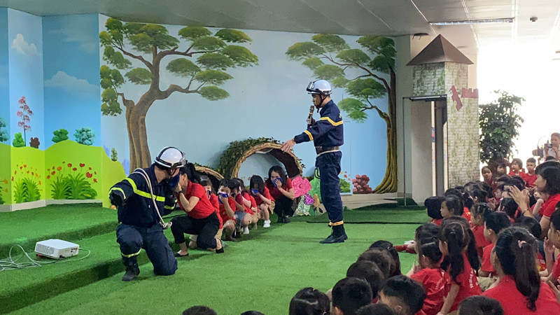 Lực lượng Cảnh sát hướng dẫn các cô kỹ năng thoát nạn, cứu nạn an toàn với trẻ nhỏ Lực lượng Cảnh sát hướng dẫn các cô kỹ năng thoát nạn, cứu nạn an toàn với trẻ nhỏ