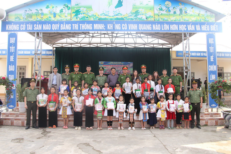 Đoàn Công tác chụp ảnh lưu niệm cùng thầy, trò Trường Tiểu học số 2 xã Mường Pồn