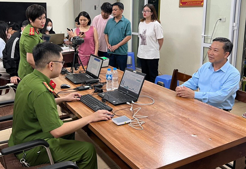 Trong quá trình thực hiện Đề án 06, với những nỗ lực, không ngại khó, ngại khổ CBCS - CAP Xuân La ngày đêm di chuyển máy móc đi khắp nơi hỗ trợ người dân... Trong quá trình thực hiện Đề án 06, với những nỗ lực, không ngại khó, ngại khổ CBCS - CAP Xuân La ngày đêm di chuyển máy móc đi khắp nơi hỗ trợ người dân...