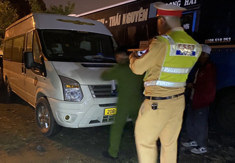 Cơ quan Công an phát hiện, xử lý xe ô tô dán tem kiểm định giả Cơ quan Công an phát hiện, xử lý xe ô tô dán tem kiểm định giả