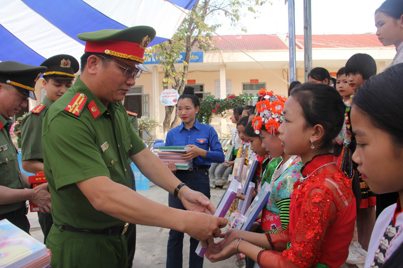 Thượng tá Phạm Văn Hậu, Trưởng Công an huyện Gia Lâm trao tặng quà học sinh