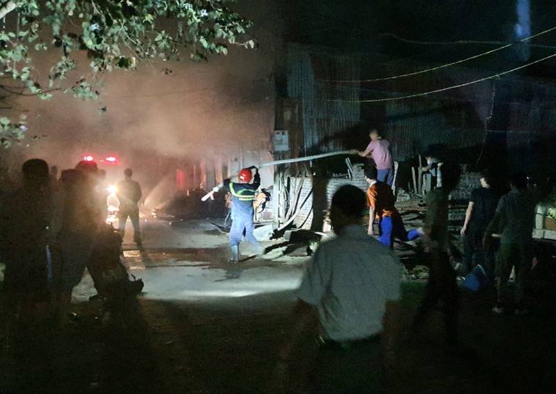 Lực lượng Cảnh sát PCCC và CNCH phối hợp lực lượng tại chỗ chữa cháy, cứu nạn