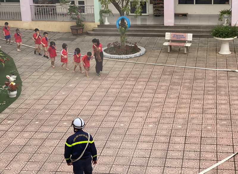 Các cô hướng dẫn trẻ trải nghiệp thoát nạn trong tình huống giả định có cháy Các cô hướng dẫn trẻ trải nghiệp thoát nạn trong tình huống giả định có cháy