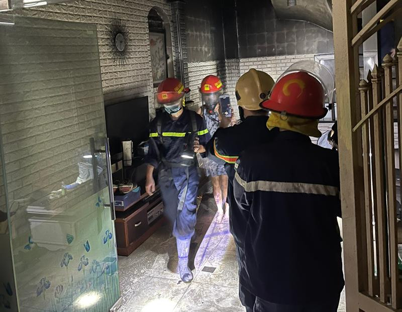 Lực lượng Cảnh sát PCCC và CNCH - CAQ Hoàng Mai kịp thời xử lý vụ cháy tại phường Tân Mai do người dân sử dụng thiết bị điện quá tải