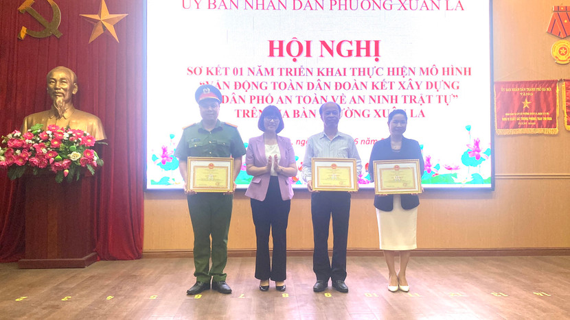 Lãnh đạo phường Xuân La trao khen thưởng cho cá nhân có thành tích xuất sắc trong công tác đảm bảo ANTT địa bàn Lãnh đạo phường Xuân La trao khen thưởng cho cá nhân có thành tích xuất sắc trong công tác đảm bảo ANTT địa bàn