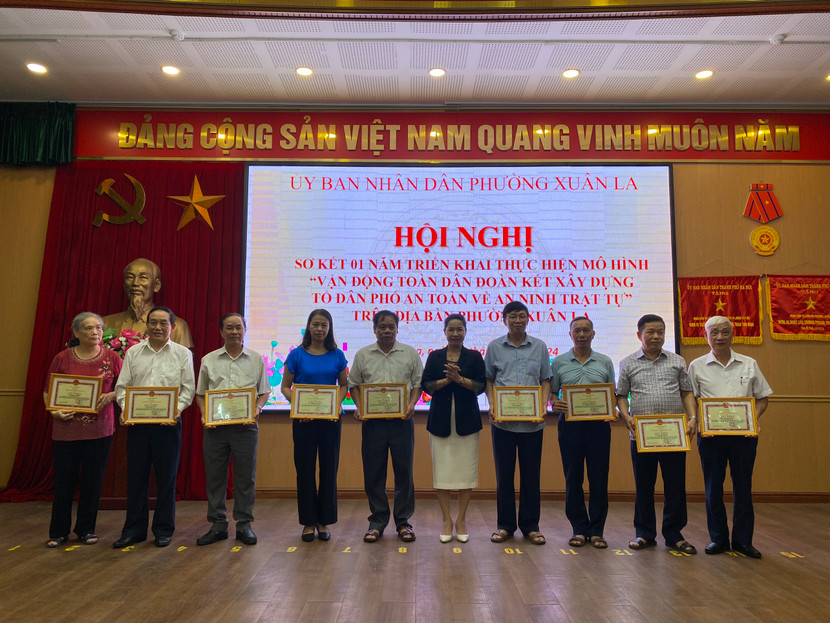 Các cá nhân được trao khen thưởng về thành tích trong mô hình "Vận động toàn dân đoàn kết xây dựng tổ dân phố an toàn về an ninh trật tự" Các cá nhân được trao khen thưởng về thành tích trong mô hình "Vận động toàn dân đoàn kết xây dựng tổ dân phố an toàn về an ninh trật tự"