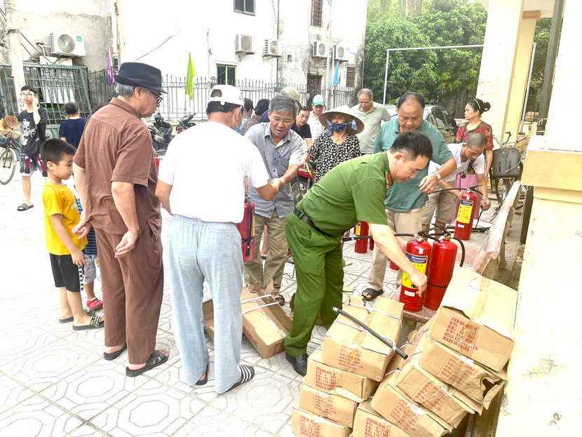 Người dân trang bị bình chữa cháy xách tay cho gia đình