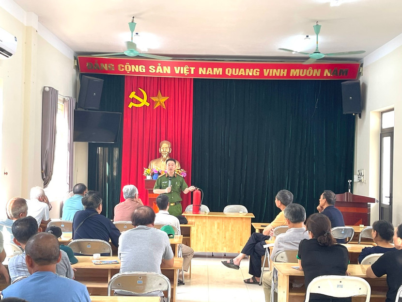 Tuyên truyền về công tác PCCC và hướng dẫn người dân cách sử dụng bình chữa cháy...
