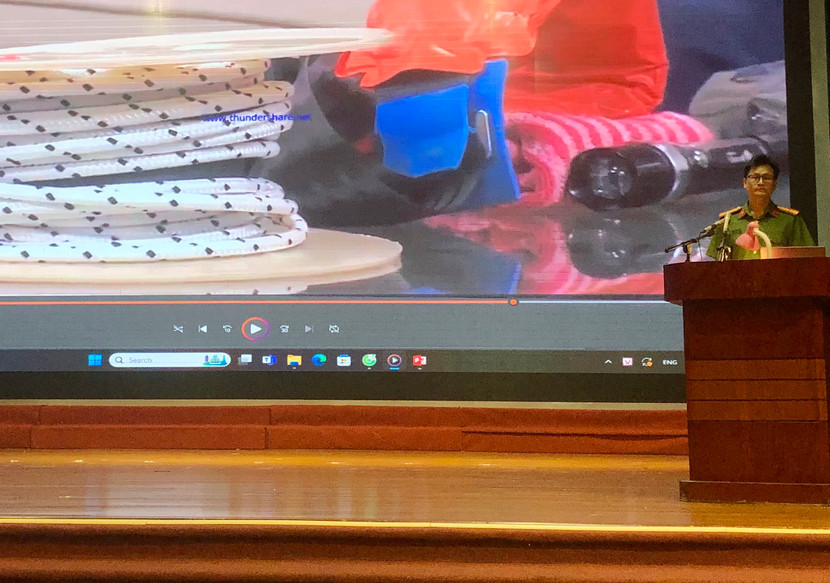 Cán bộ Cảnh sát PCCC và CNCH tuyên truyên, hướng dẫn các học viên cách PCCC