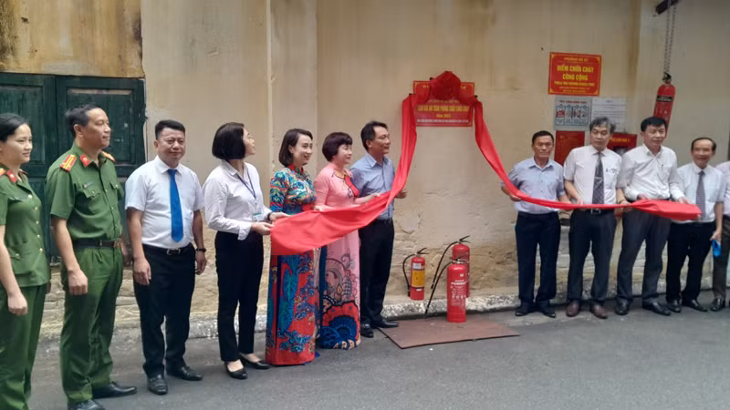 Mô hình "Ngõ xanh, sạch, đẹp, Ngõ hoa, liên gia an toàn PCCC tại khu dân cư số 22 là một trong những nhiệm vụ thực hiện tiêu chí xây dựng CAP điển hình, kiểu mẫu về an ninh, trật tự và văn minh đô thị tại phường Bồ Đề