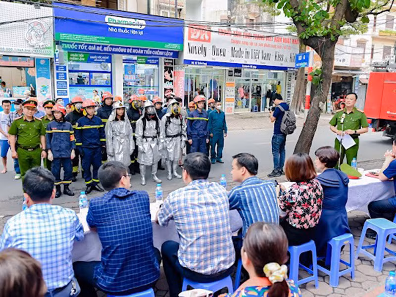Đại tá Phạm Trung Hiếu phát biểu tại lễ ra mắt Tổ liên gia an toàn PCCC và thực tập phương án chữa cháy, cứu nạn tại phố Trần Cung