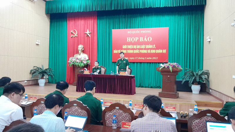 Trung tướng Nguyễn Văn Đức, Cục trưởng Cục tuyên huấn, Bộ Quốc phòng phát biểu tại cuộc họp báo giới thiệu dự án Luật quản lý, bảo vệ công trình Quốc phòng và khu quân sự