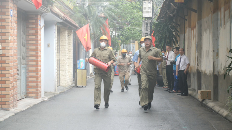 Các lực lượng thực tập phương án PCCC tại lễ ra mắt Tổ liên gia an toàn PCCC tại khu dân cư số 22 phường Bồ Đề Các lực lượng thực tập phương án PCCC tại lễ ra mắt Tổ liên gia an toàn PCCC tại khu dân cư số 22 phường Bồ Đề