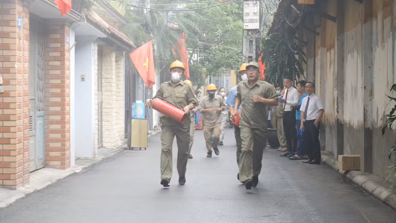 Các lực lượng thực tập phương án PCCC tại lễ ra mắt Tổ liên gia an toàn PCCC tại khu dân cư số 22 phường Bồ Đề