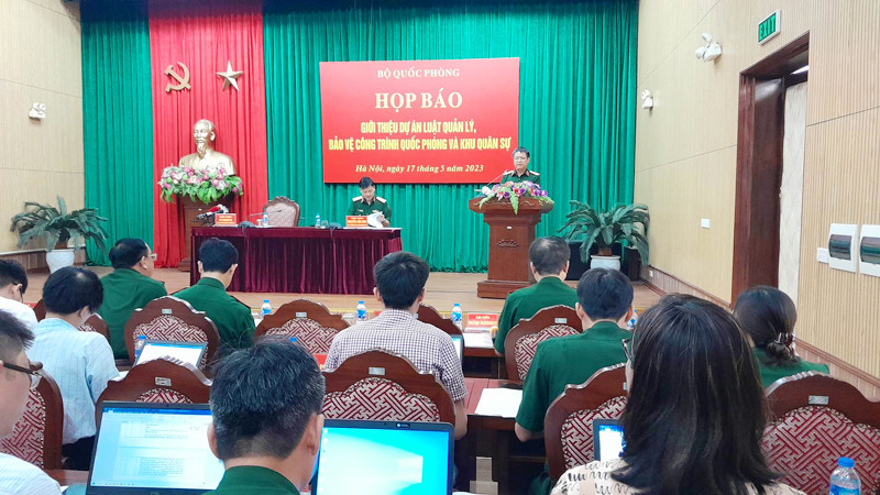 Thiếu tướng Lưu Quang Vụ, Phó Cục trưởng Cục tác chiến, Bộ Quốc phòng phát biểu tóm tắt nội dung dự án Luật