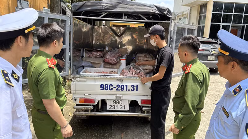 Lực lượng chức năng phát hiện, ngăn chặn gần 1 tấn thực phẩm bốc mùi chuẩn bị đưa vào bếp ăn công nhân Lực lượng chức năng phát hiện, ngăn chặn gần 1 tấn thực phẩm bốc mùi chuẩn bị đưa vào bếp ăn công nhân