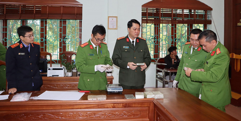 Lực lượng chức năng phối hợp kiểm đếm, giám định số tang vật vụ án Lực lượng chức năng phối hợp kiểm đếm, giám định số tang vật vụ án