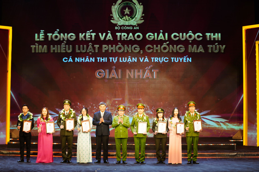 Phó Chủ nhiệm Ủy ban dân tộc của Quốc hội Y Vinh Tơr và Trung tướng Nguyễn Văn Viện trao khen thưởng cho tập thể, cá nhân đoạt giải Nhất