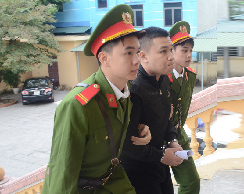 Lực lượng chức năng dẫn giải bị cáo Vũ Văn Cường