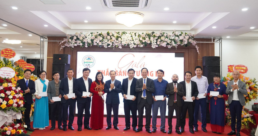 Tại buổi lễ, CLB đã trao 100 triệu đồng cho đại diện 10 huyện, thành phố của tỉnh Bắc Giang để hỗ trợ học sinh nghèo học giỏi