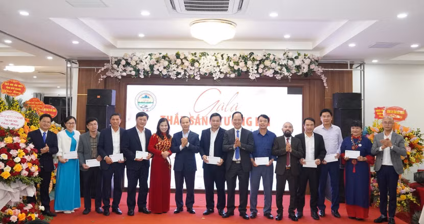 Tại buổi lễ, CLB đã trao 100 triệu đồng cho đại diện 10 huyện, thành phố của tỉnh Bắc Giang để hỗ trợ học sinh nghèo học giỏi Tại buổi lễ, CLB đã trao 100 triệu đồng cho đại diện 10 huyện, thành phố của tỉnh Bắc Giang để hỗ trợ học sinh nghèo học giỏi