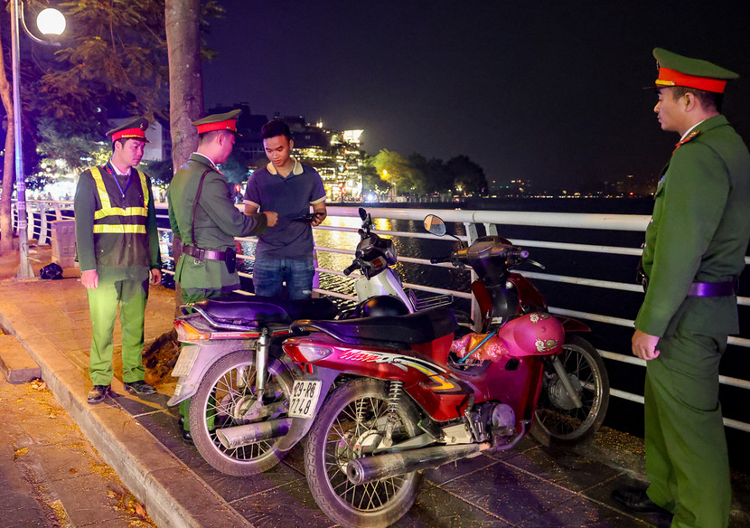 CAQ Tây Hồ thường xuyên tuyên truyền nhắc nhở và kiên quyết xử lý vi phạm để duy trì TTĐT ven hồ Tây