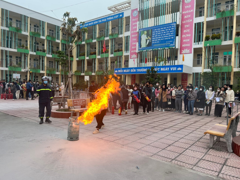 Các học viên thực hành xử lý cháy khí gas Các học viên thực hành xử lý cháy khí gas