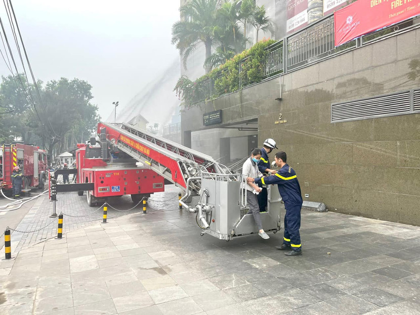 Xe thang tiếp cận tầng cao cứu nạn nhân mắc kẹt trong diễn tập phương án Xe thang tiếp cận tầng cao cứu nạn nhân mắc kẹt trong diễn tập phương án