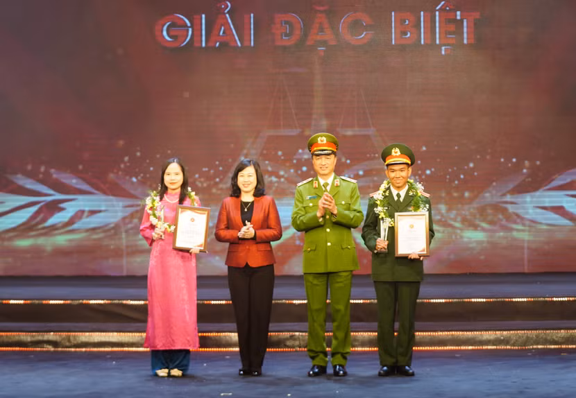 Bộ trưởng Bộ Y tế Đào Hồng Lan và Thứ trưởng Bộ Công an Nguyễn Duy Ngọc trao giải Đặc biệt cho thí sinh Lê Bảo Toàn, học viên năm thứ Nhất, Trường Sĩ quan Chính trị, Bộ Quốc Phòng và thí sinh Lê Thanh Hòa, giáo viên Trường THCS Lý Tự Trọng, TP Biên Hòa, tỉnh Đồng Nai