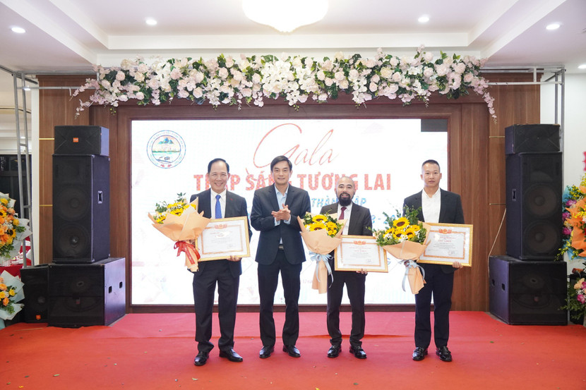 Thừa uỷ quyền của đồng Giám đốc Công an tỉnh Bắc Giang, Đại tá Đỗ Đức Trịnh, PGĐ Công an tỉnh trao tặng giấy khen cho tập thể và các cá nhân CLB Báo chí Bắc Giang tại Hà Nội đã có thành tích xuất sắc trong phong trào toàn dân bảo vệ An ninh tổ quốc