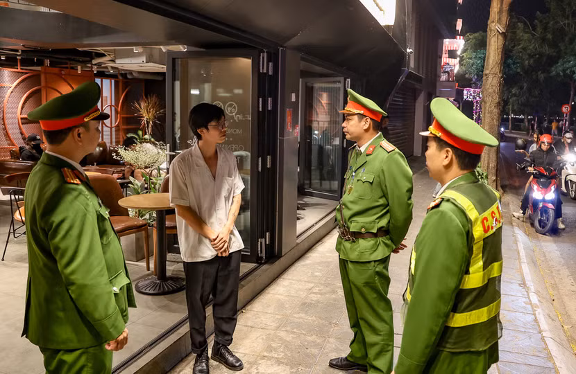 CAQ Tây Hồ tuyên truyền chủ cơ sở kinh doanh chấp hành quy định về TTĐT, TTATGT CAQ Tây Hồ tuyên truyền chủ cơ sở kinh doanh chấp hành quy định về TTĐT, TTATGT