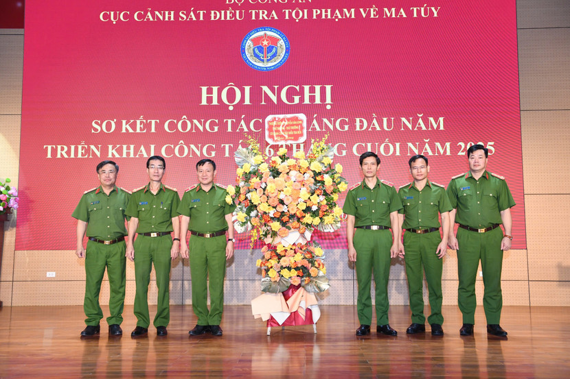 Thượng tướng Nguyễn Văn Long, Thứ trưởng Bộ Công an gửi lẵng hoa chúc mừng hội nghị Thượng tướng Nguyễn Văn Long, Thứ trưởng Bộ Công an gửi lẵng hoa chúc mừng hội nghị