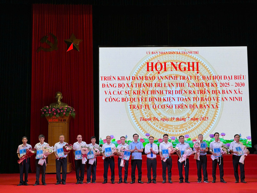 Tại Hội nghị, Ban tổ chức trao quyết định kiện toàn các tổ ANTT cơ sở trên địa bàn xã Tại Hội nghị, Ban tổ chức trao quyết định kiện toàn các tổ ANTT cơ sở trên địa bàn xã