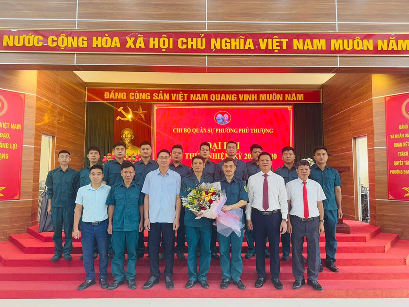 Lãnh đạo phường Phú Thượng tặng hoa chúc mừng Chi bộ Quân sự phường Phú Thượng tổ chức thành công Đại hội Chi bộ