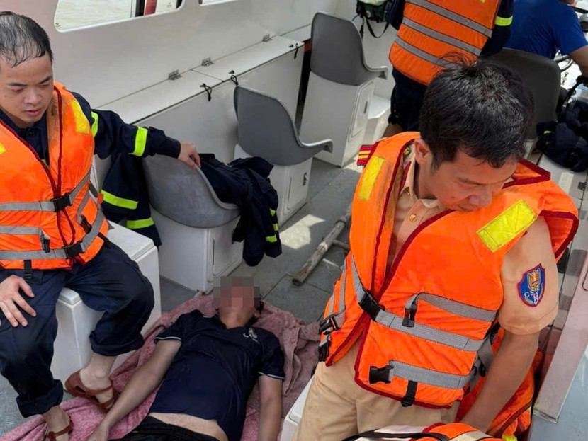 Lực lượng Công an kịp thời cứu nạn nam thanh niên gặp nguy hiểm dưới sông Hồng Lực lượng Công an kịp thời cứu nạn nam thanh niên gặp nguy hiểm dưới sông Hồng